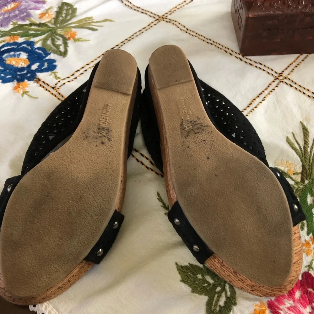 Minnetonka Lainey Suede Crisscross Comfort Platform Wedges in Black. Size 9